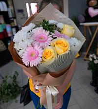Букет цветов из:  Герберы, Розы и Хризантемы в Комсомольский